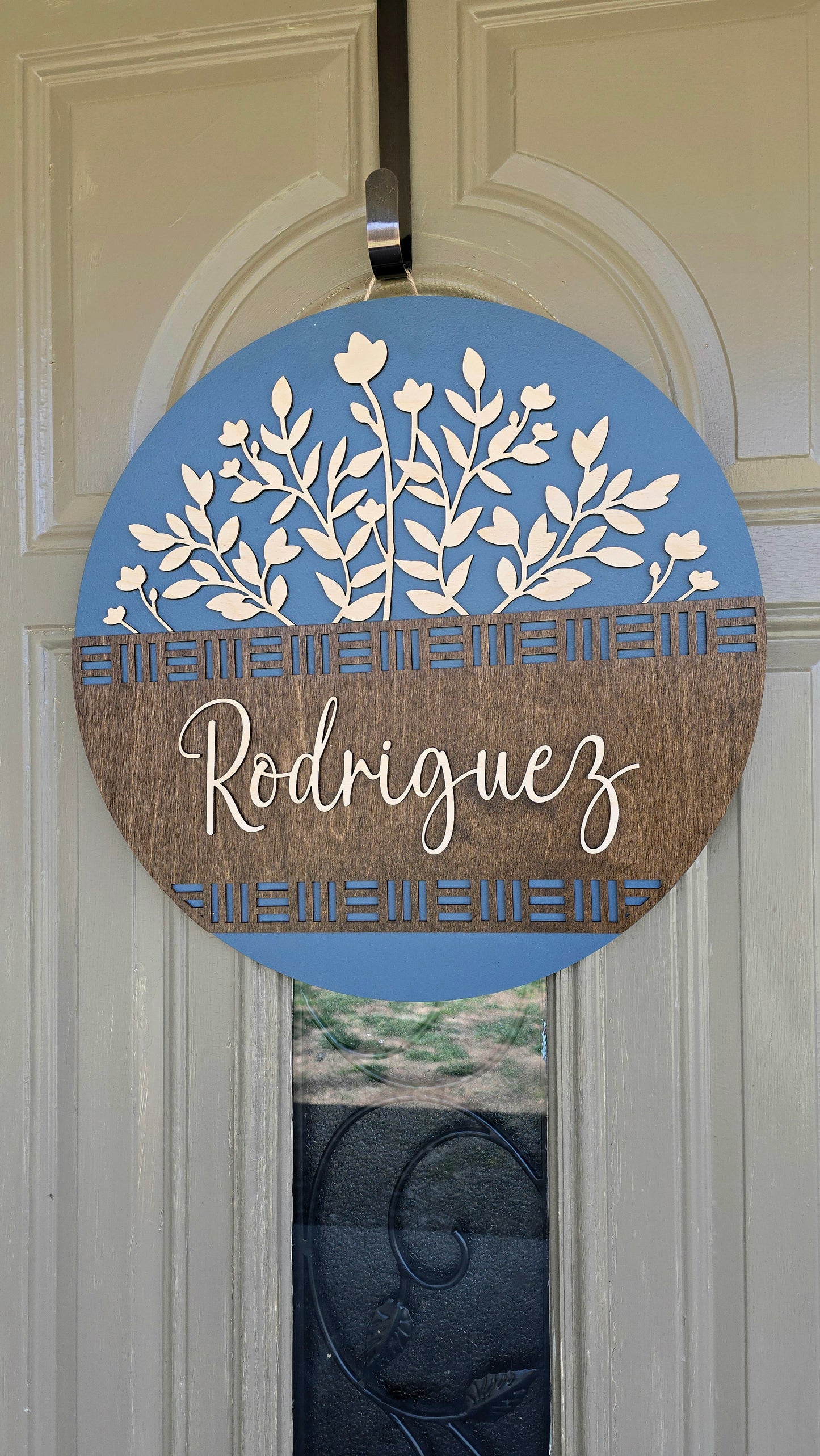 Round Wooden Door Sign – Welcome Sign | Floral Basket