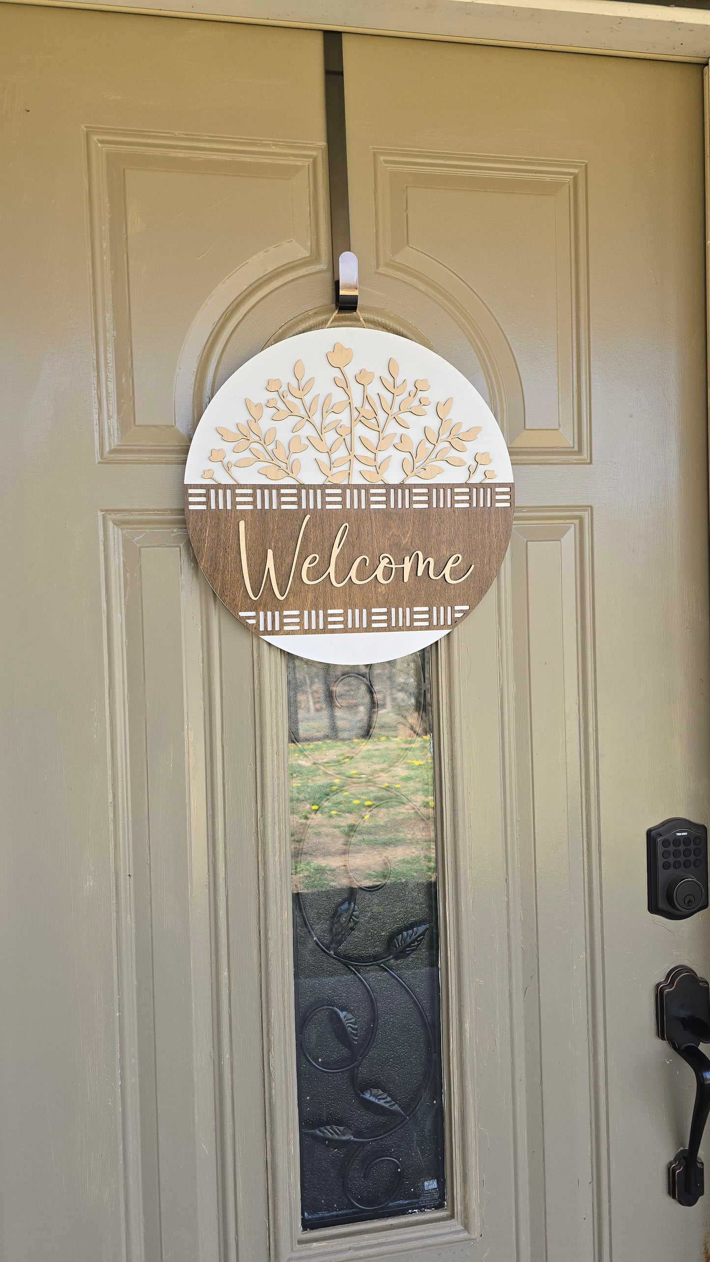 Personalized Round Wooden Door Sign – Custom Last Name or Welcome Sign | Floral Basket